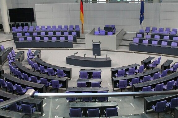 Der Bundestag will die Spritze und Maske