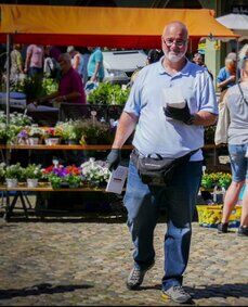 Prof. Hockertz informiert mit dem Grundgesetz